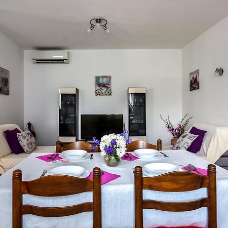 Apartman Koraca Roč Екстериор снимка