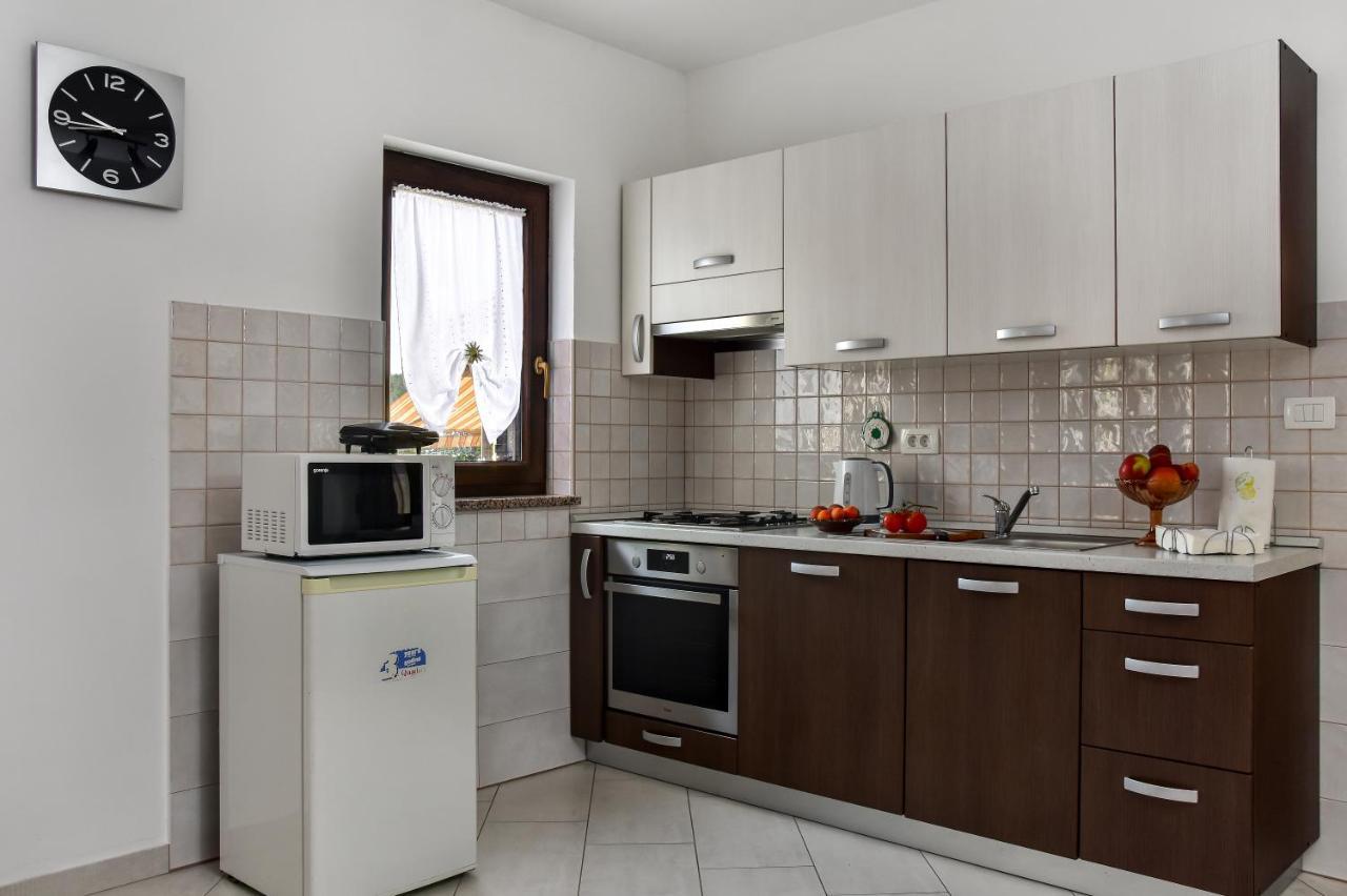 Apartman Koraca Roč Екстериор снимка