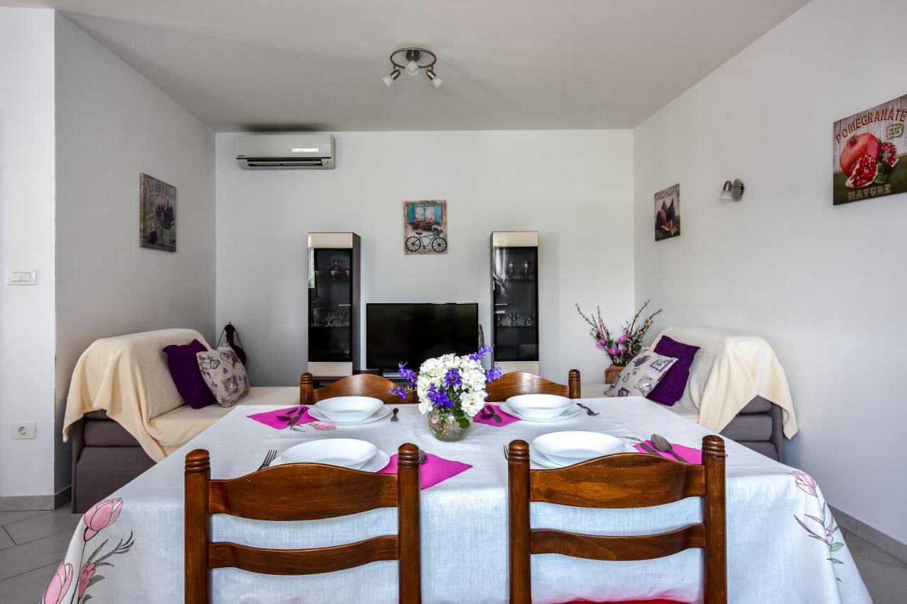 Apartman Koraca Roč Екстериор снимка