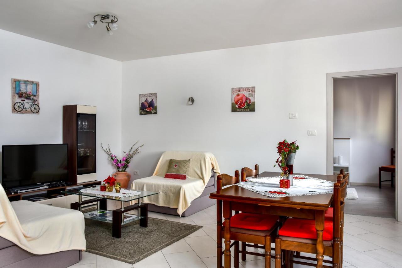 Apartman Koraca Roč Екстериор снимка