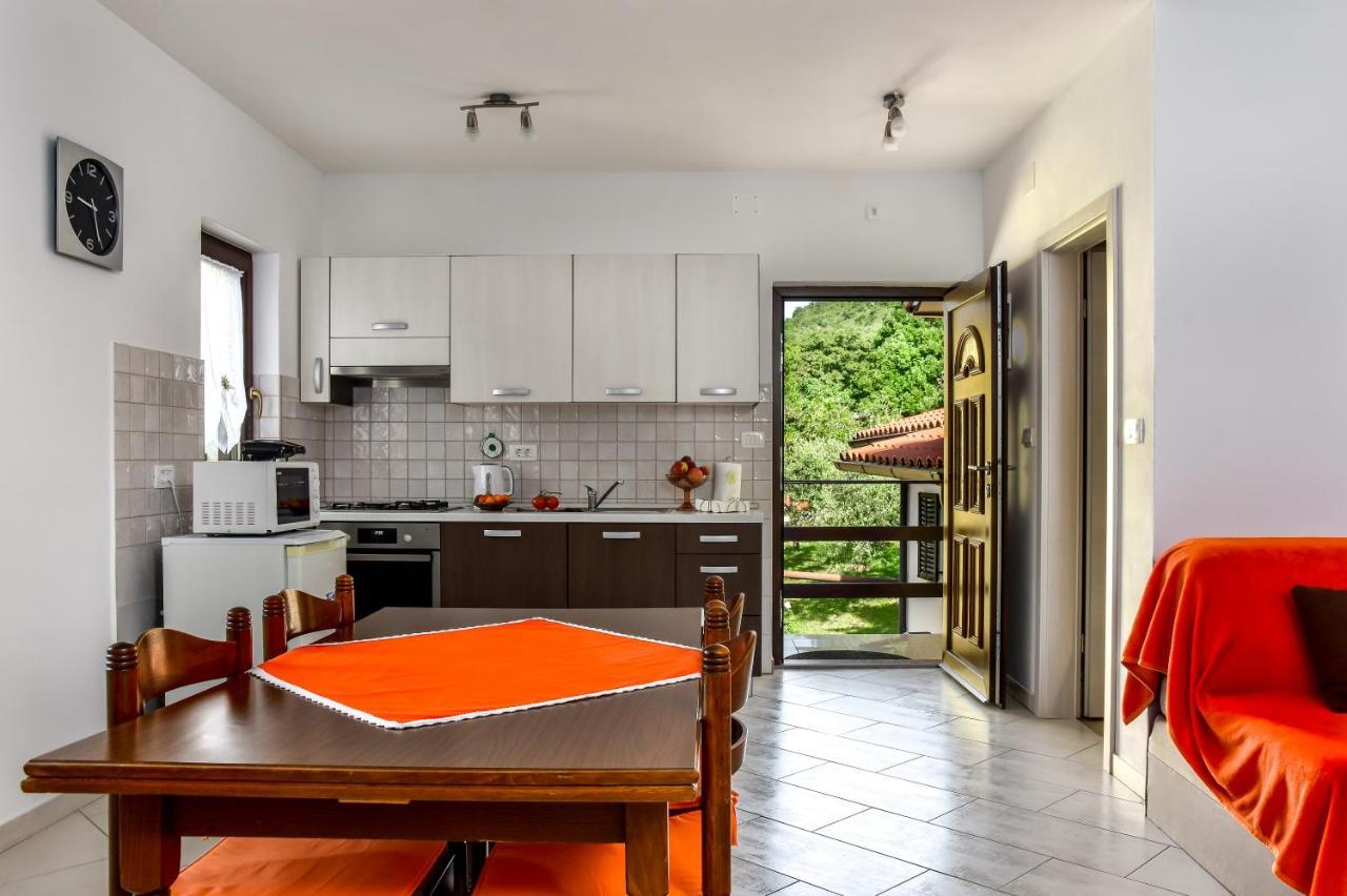 Apartman Koraca Roč Екстериор снимка